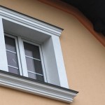 Elementy dekoracyjne fasady budynków, np. profile okienne mogą być wycinane na wymiar przy pomocy maszyn CNC LYNX TERMCUT