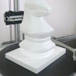 Obiekt 3D ze styropianu na stole obrotowym w trakcie cięcia ploterem LYNX