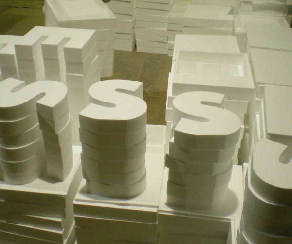 Litery 3D z pianki EPS i XPS można wycinać w powtarzalnych seriach dzięki ploterom termicznym i technologii CNC